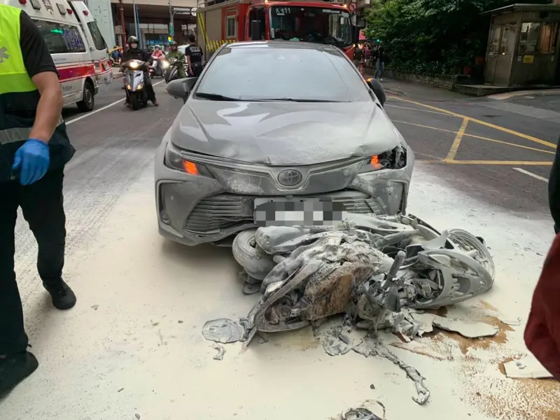 板橋傍晚連環車禍！機車遭追撞起火燃燒　對向新聞採訪車也被潑及