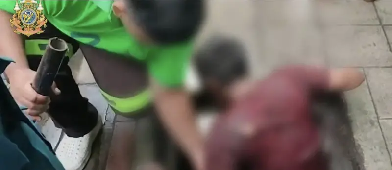 ▲泰國一名男子受困排水溝長達4天，被發現時手腳因泡在污水裡太久變白潰爛。（圖／翻攝自thairath）
