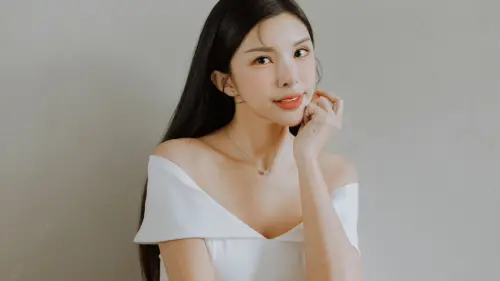 國光女神Lala辣曬深V好身材！自爆遭家暴「14歲開始賺錢」惹淚崩
