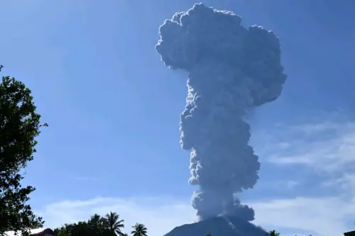 ▲印尼東部伊布火山13日再度爆發，火山灰柱一度噴發至5公里高空。（圖／美聯社／達志影像）