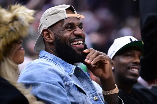 ▲前騎士球星、如今效力於洛杉磯湖人的球員「詹皇」LeBron James回到騎士主場看球，讓人起疑。（圖／美聯社／達志影像）