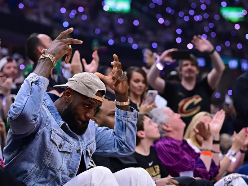 ▲「詹皇」LeBron James回到主場看球，比賽期間現場播放了James生涯的經典時刻，他也舉手向球迷們致意，做出「頭戴皇冠」的動作。（圖／美聯社／達志影像）