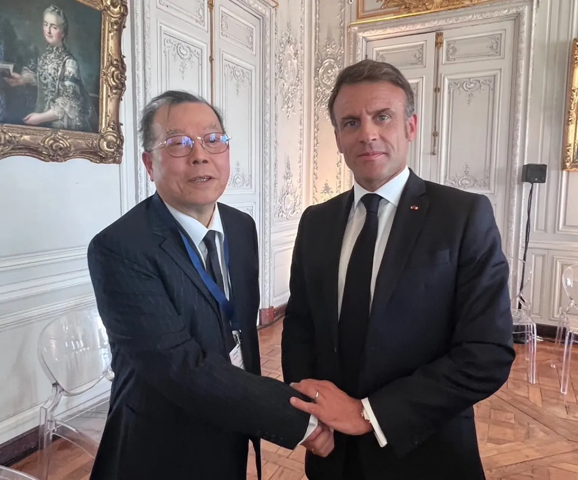 ▲力積電董事長黃崇仁（左）先前受邀參加圓桌會議，與法國總統馬克宏（右）見面時更建言應該利用台灣優勢轉化為法國優勢，發展AI等科技領域。（圖／NOWnews資料照）