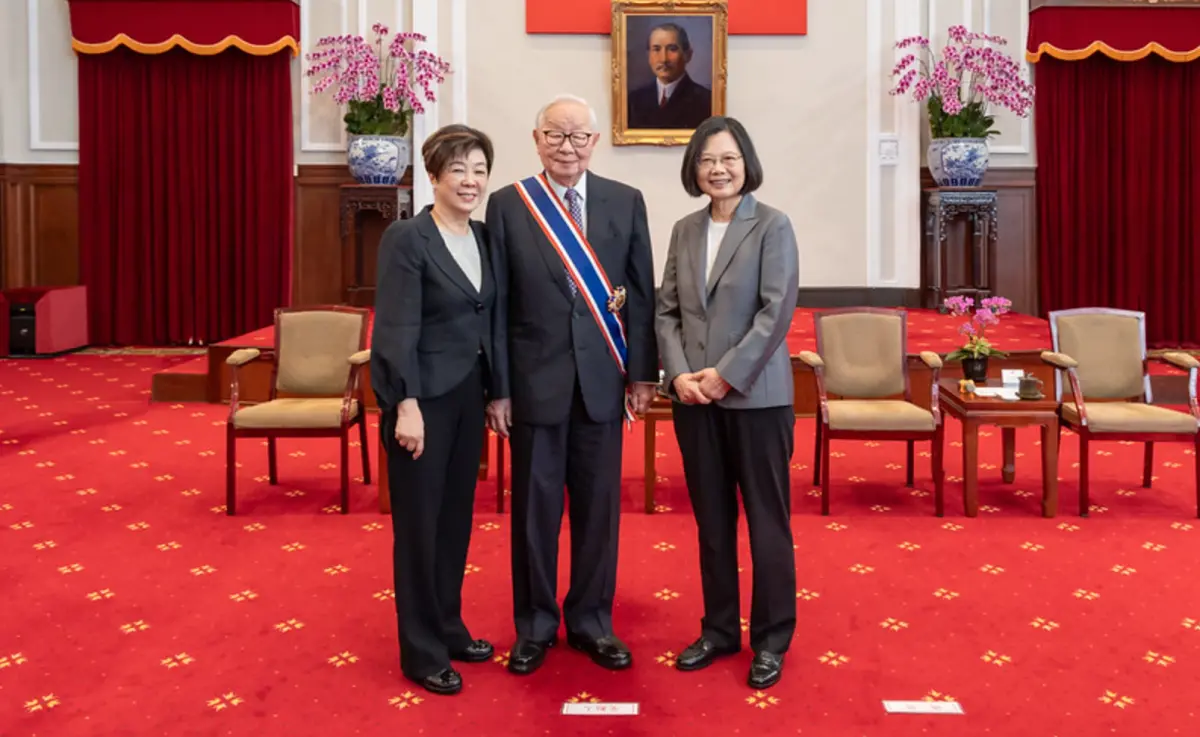 ▲蔡英文頒授台灣積體電路製造股份有限公司創辦人張忠謀「中山勳章」。（圖／總統府提供）