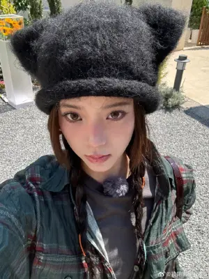 ▲ 歐陽娜娜在2018年時考進了美國伯克利音樂學院,不過中途因疫情中斷了學業,直到2023年8月才又重返校園繼續唸書,近日才正式畢業。(圖/歐陽娜娜微博) ▲ 歐陽娜娜在2018年時考進了美國伯克利音樂學院,不過中途因疫情中斷了學業,直到2023年8月才又重返校園繼續唸書,近日才正式畢業。(圖/歐陽娜娜微博)