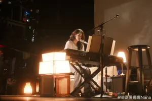 ▲有眼尖的網友發現,歐陽娜娜在畢業典禮上拿到的只有文憑,並非學士學位,在網路上引起熱烈討論。(圖/歐陽娜娜微博) ▲有眼尖的網友發現,歐陽娜娜在畢業典禮上拿到的只有文憑,並非學士學位,在網路上引起熱烈討論。(圖/歐陽娜娜微博)