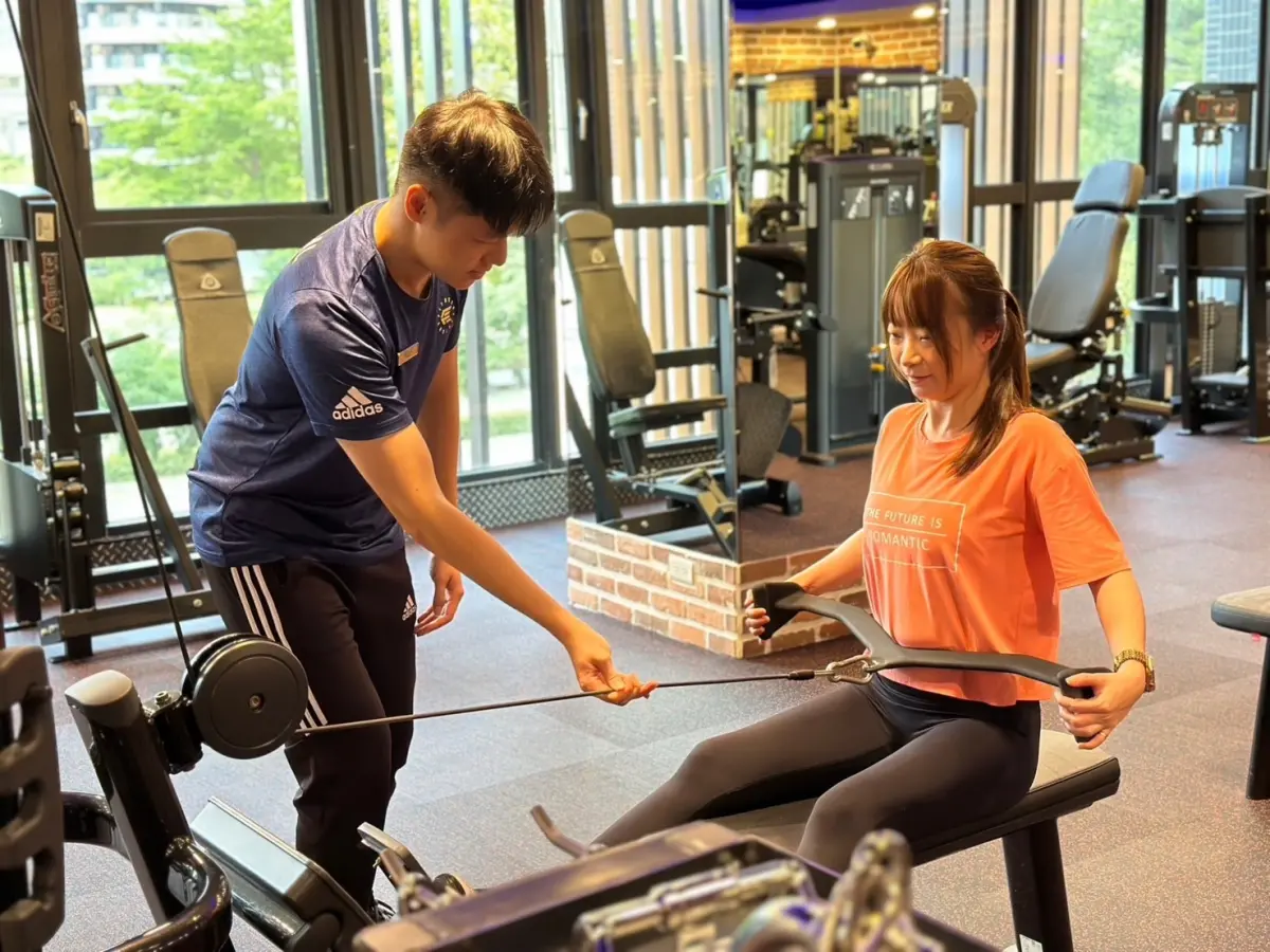 ▲非本科系楊同學（左），因健身產生興趣，成為健身工廠實習生。（圖／高市府青年局提供）