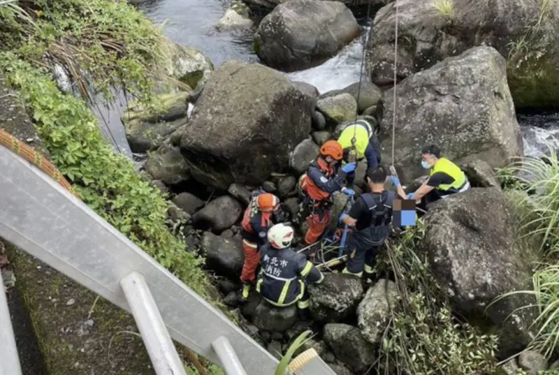新北男騎士自撞電線桿！「噴進3米深橋底」撞巨石　失去生命跡象