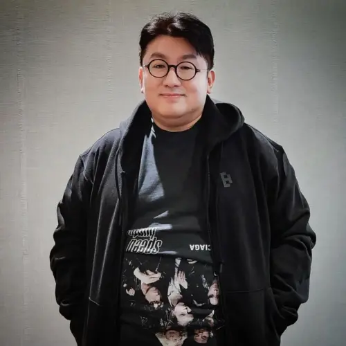 ▲▼「NewJeans」之母閔熙珍(上圖)作為ADOR代表理事,與母公司HYBE負責人房時爀撕破臉。(圖/Namu Wiki網站、房時爀IG) ▲▼「NewJeans」之母閔熙珍(上圖)作為ADOR代表理事,與母公司HYBE負責人房時爀撕破臉。(圖/Namu Wiki網站、房時爀IG)