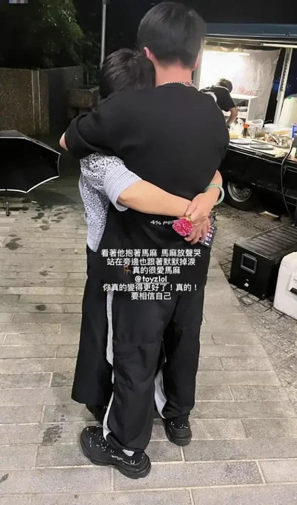 ▲Toyz近日也被好友拍下與媽媽相擁的照片，只見Toyz媽媽手上拿著康乃馨，似乎是在兒子入監前，一同度過了溫馨的母親節。（圖／翻攝Toyz IG）