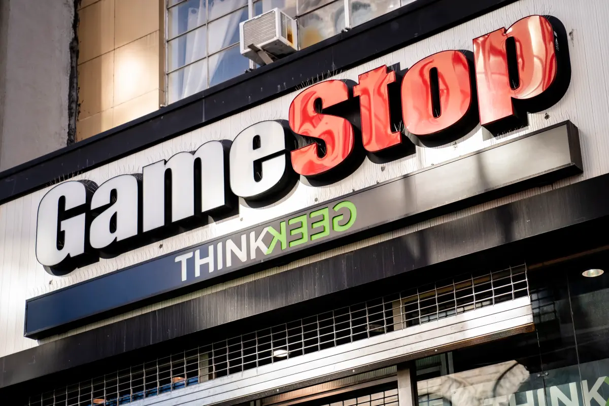 ▲在2021年一度飆漲的迷因股GameStop(遊戲驛站)，近來也悄悄飆漲。（圖／美聯社／達志影像）