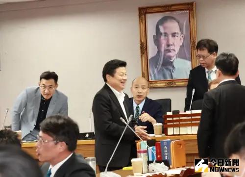 「摸頭」泯恩仇！回顧黃國昌曾嗆傅崐萁權貴　如今聯手對抗民進黨
