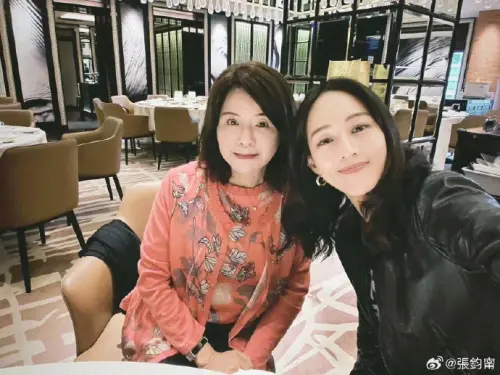 ▲張鈞甯的理財、投資觀念源自媽媽鄭如晴(左)。(圖/張鈞甯微博) ▲張鈞甯的理財、投資觀念源自媽媽鄭如晴(左)。(圖/張鈞甯微博)