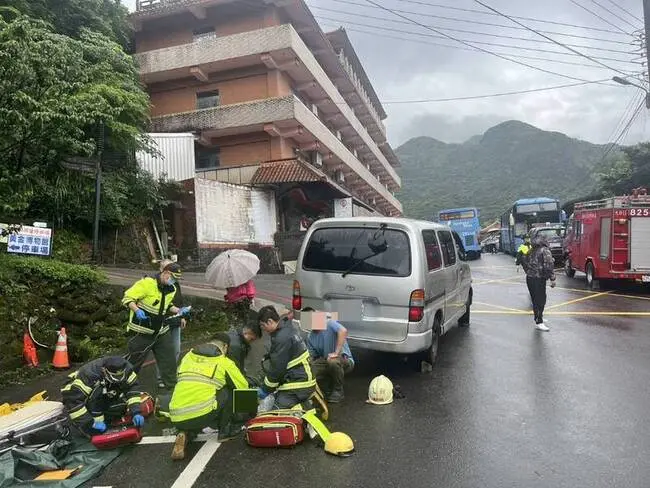 ▲黃男為阻止車輛滑動遂用肉身擋車，不料卻反遭輾斃。（圖／翻攝畫面）