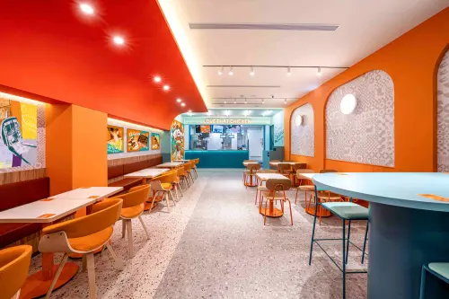 ▲Popeyes店內以路易斯安那文化，打造藍x橘的繽紛撞色空間。（圖／Popeyes Taiwan提供）