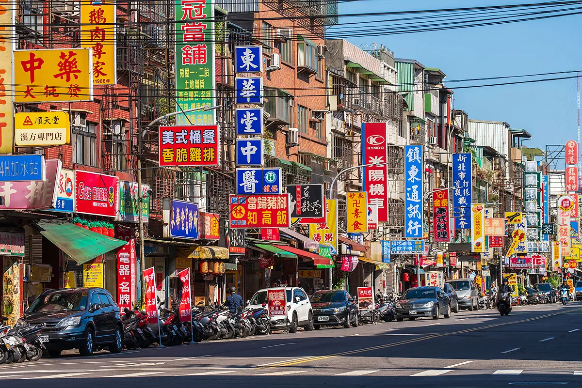 ▲仁義重劃區生活機能完善規劃，以五華、自強、龍門、三和商圈為首、店家林立。 （圖／信義房屋提供）