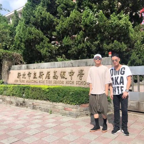 ▲坤達(左)、TORO 5年多前回母校巡禮。(圖/Energy臉書) ▲坤達(左)、TORO 5年多前回母校巡禮。(圖/Energy臉書)