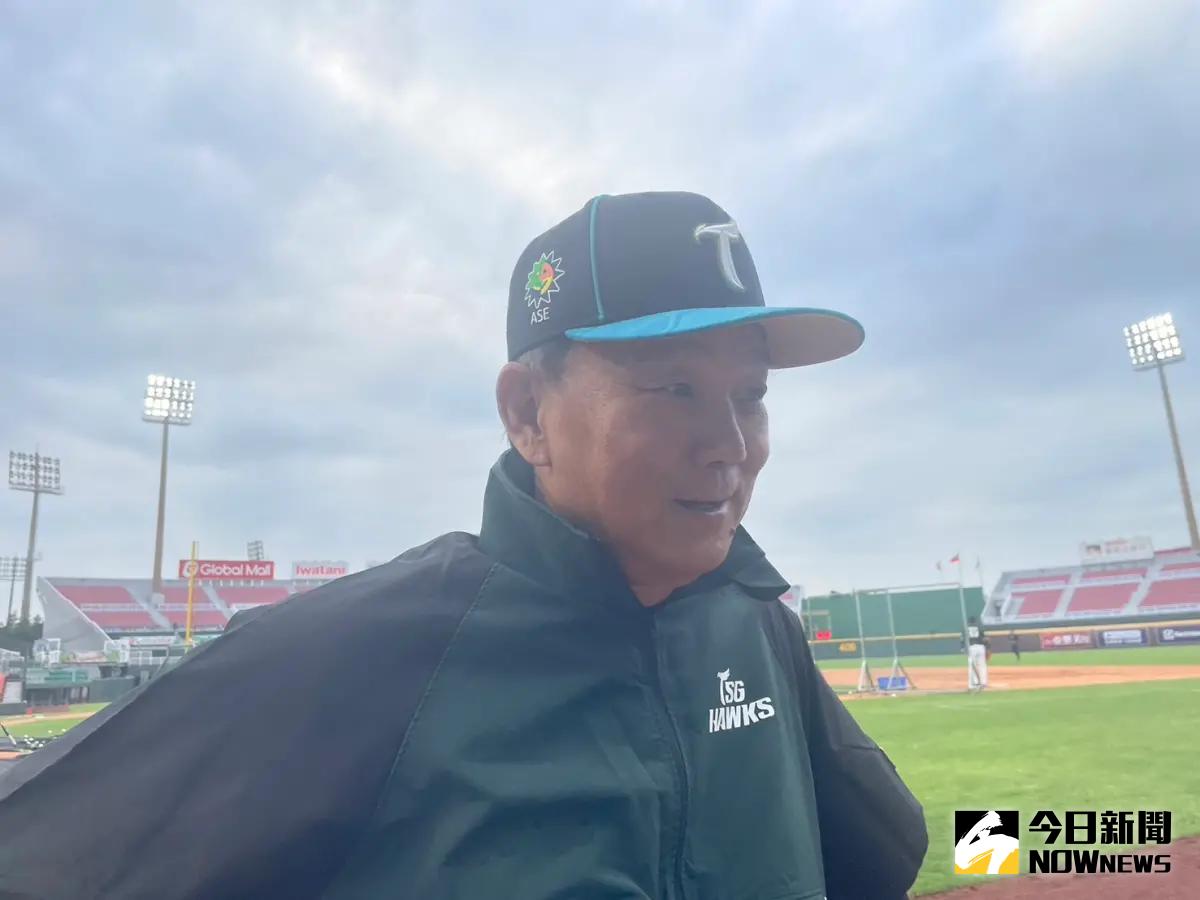 ▲樂天桃猿林泓育等4球員帶蛋糕慶生，讓洪總眼眶泛淚：今天最開心。（圖／吳政紘攝）