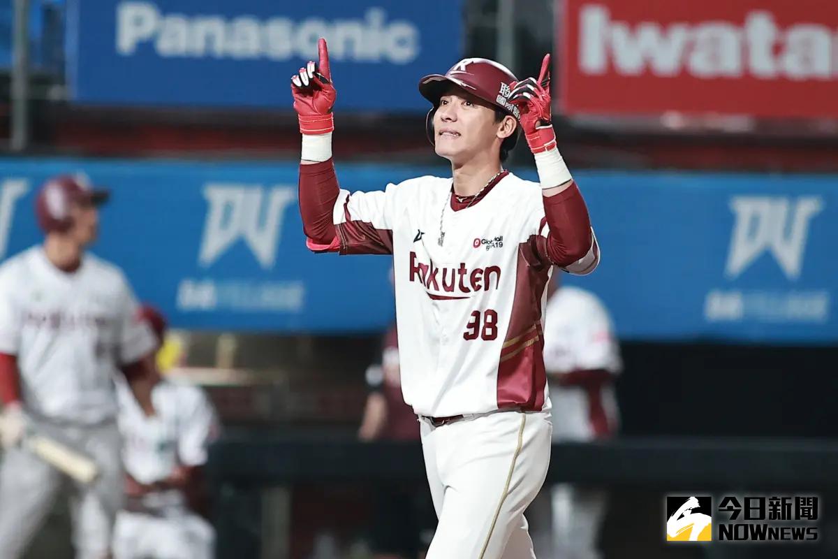 ▲樂天桃猿外野手陳晨威，雖然無緣和統一獅的邱智呈爭奪安打王，但在保送上壘後，跑出本季第30次盜壘，寫下中職首見紀錄。（圖／NOWnews資料照，記者葉政勳攝 , 2024.05.14）