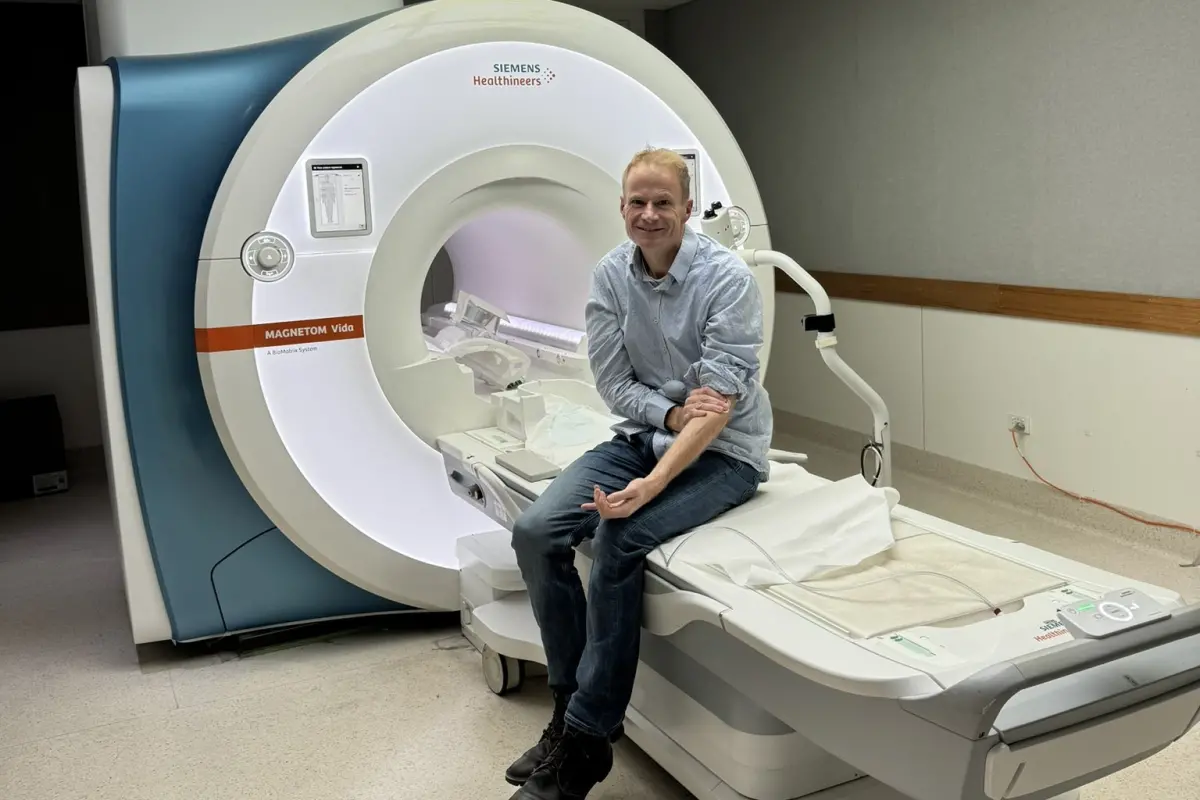 ▲澳洲名醫史柯勒（Richard Scolyer）是研究黑色素瘤的權威，在2023年6月不幸被檢查出罹患腦癌後，他決定接受自己發明的全球首創療法，而史柯勒14日宣布，最新檢查結果顯示腫瘤並未復發。（圖／翻攝自Richard Scolyer的X）