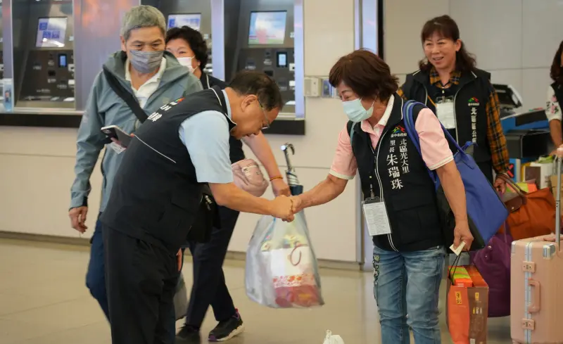 ▲「用行動溫暖花蓮」首發團昨天大包小包的返回台中，民政局長吳世瑋前往迎接。（圖／台中市政府提供，2024.05.15）