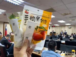 ▲國民黨立委徐巧芯送給吳釗燮「蜜餞（諧音密件）」。（圖／記者陳明中攝，2024.05.15）