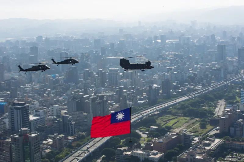 520就職典禮空中全兵力預演　CH-47直升機吊掛巨幅國旗飛越總統府