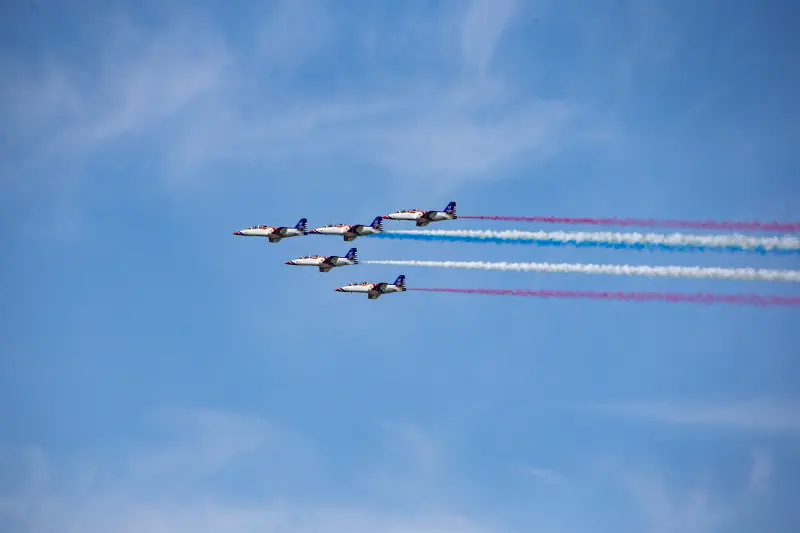 ▲520總統就職預演,空軍雷虎小組5架AT-3教練機飛越總統府上方,施放藍、白、紅3色彩煙。(圖/軍聞社提供)