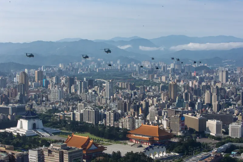 ▲520就職典禮空中全兵力預演,直升機隊通過臺北市上空。(圖/軍聞社提供)