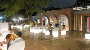 ▲「抒嗜人文茶飲」外觀融合紅磚及拱門造型古城城牆意象,是近年鳳山熱門餐飲景點。(圖/高市府觀光局提供) ▲「抒嗜人文茶飲」外觀融合紅磚及拱門造型古城城牆意象,是近年鳳山熱門餐飲景點。(圖/高市府觀光局提供)