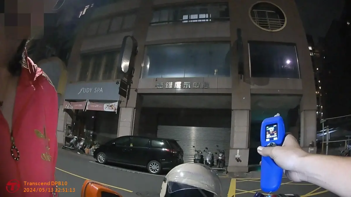 ▲呂女因未開車燈遭警攔查，酒測前呂女求員警能放他一馬，更表示「可以幫我作弊一下嗎?」最終經檢測後酒測值達每公升0.72毫克，當場遭逮捕送辦。（圖／記者郭凱杰翻攝）
