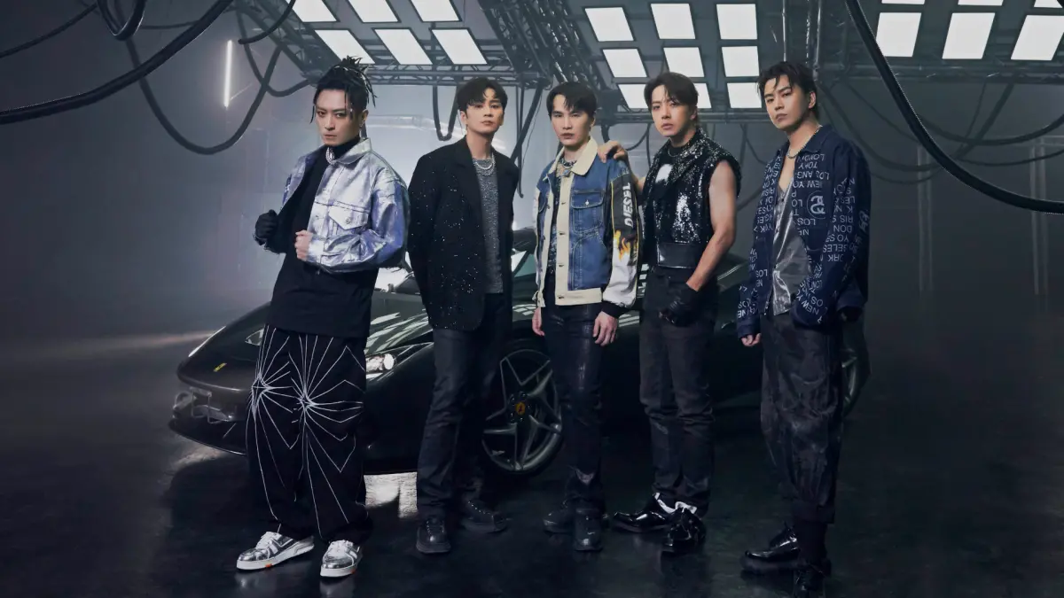▲Energy（左起，TORO、書偉、牛奶、坤達、阿弟）最新霸氣舞曲〈Here I Am〉MV拍攝，動用兩千萬超級跑車作為Energy座駕。（圖／相信音樂提供）