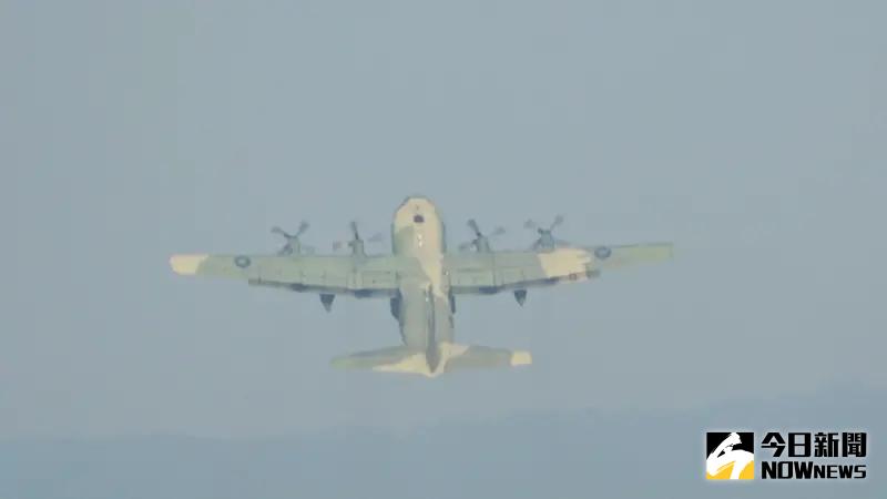 ▲空軍第六混合聯隊進行C-130Ｈ戰術運輸機，大角度爬升高速衝場。（圖／記者莊全成攝，2024.05.15）