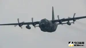 ▲C-130Ｈ運輸機未放起落架以超低空接近地面高速衝場。（圖／記者莊全成攝，2024.05.15）