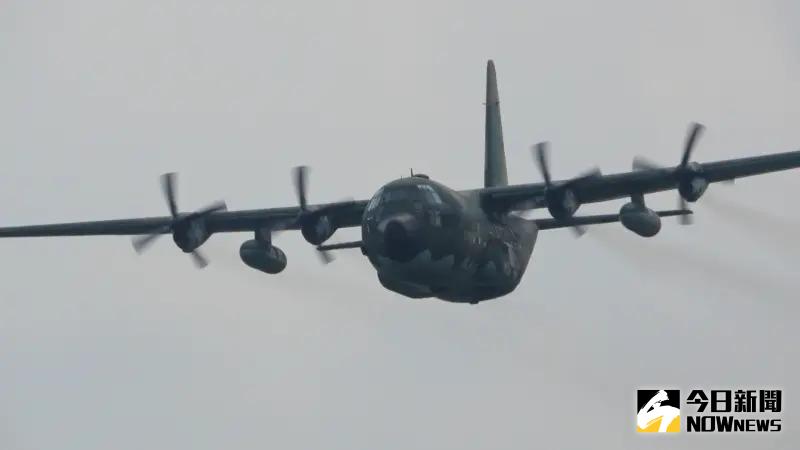 ▲C-130Ｈ運輸機未放起落架以超低空接近地面高速衝場。（圖／記者莊全成攝）