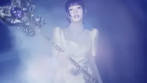 ▲IVE在新歌〈Accendio〉MV中，化身魔法少女，造型吸引不少粉絲。（圖／翻攝自Starship YouTube）