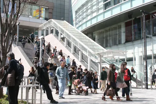 ▲近年隨著日幣大幅貶值,日本消費不再昂貴,也因此湧入了大批來自全球的觀光客,卻讓在地人萌生各種困擾(示意圖/翻攝tokyo-date) ▲近年隨著日幣大幅貶值,日本消費不再昂貴,也因此湧入了大批來自全球的觀光客,卻讓在地人萌生各種困擾(示意圖/翻攝tokyo-date)