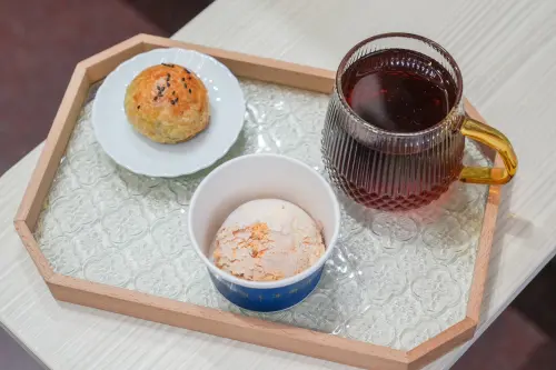西門町77年老牌「雪王冰淇淋」攜手鹿港35年蛋黃酥老店「新口味食品行」,推出新口味「蛋黃酥冰淇淋」。(圖/新口味食品行提供) ▲西門町77年老牌「雪王冰淇淋」攜手鹿港35年蛋黃酥老店「新口味食品行」,推出新口味「蛋黃酥冰淇淋」。(圖/新口味食品行提供)