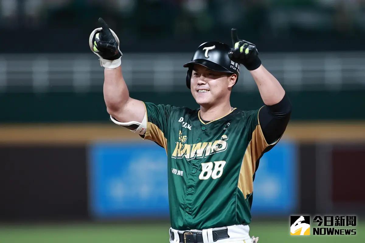 ▲台鋼雄鷹藍寅倫擊出關鍵安打，一棒當英雄。（圖／記者葉政勳攝 , 資料照）