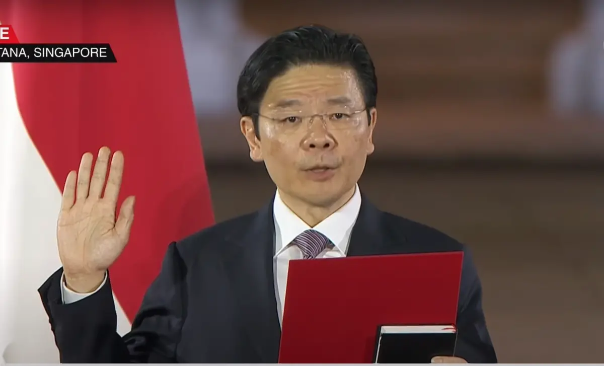 ▲黃循財（Lawrence Wong）今（15）日晚間正式宣誓就職新加坡新任總理，發表演說時誓言要延續新加坡奇蹟。（圖／翻攝自《CNA》直播畫面）