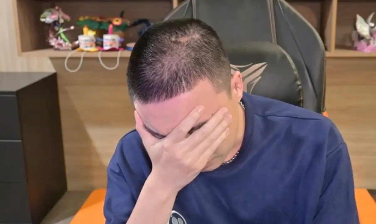 ▲今（15）日晚間Toyz開了「再見直播」，並一度眼匡泛紅哽咽。（圖／翻攝Toyz直播）