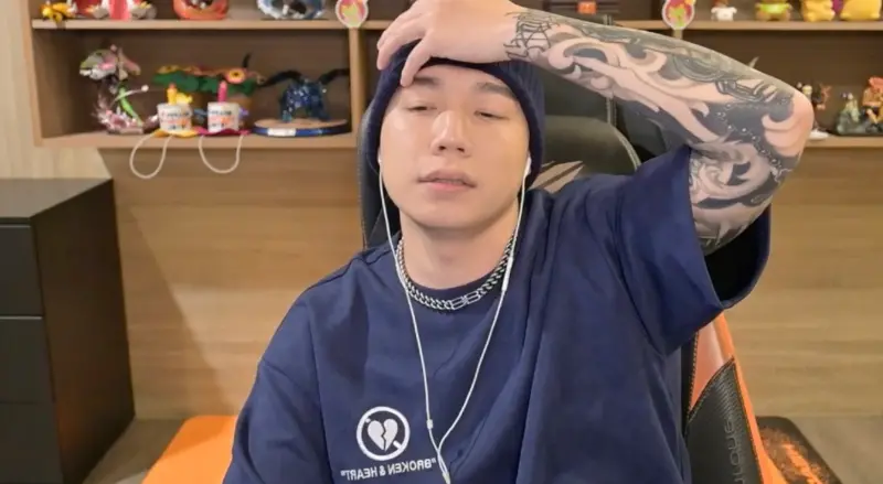 ▲今（15）日直播中，Toyz一下子就把帽子拿下，亮出準備服刑的「平頭」造型。（圖／翻攝Toyz直播）