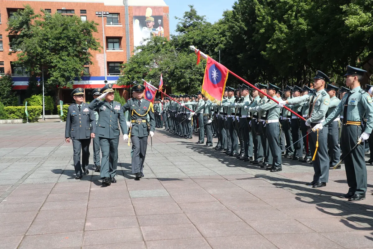 ▲陸軍專校校慶，陸軍司令鍾樹明主持閱兵分列式。（圖／陸軍司令部提供）