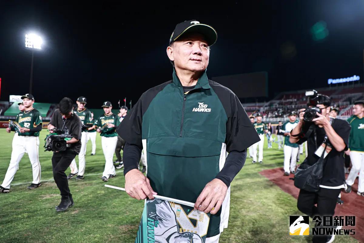 ▲台鋼雄鷹總教練洪一中感謝球員們的努力他才能達成這1000勝，希望大家以後繼續支持台鋼雄鷹。（圖／記者葉政勳攝 , 2024.05.15）