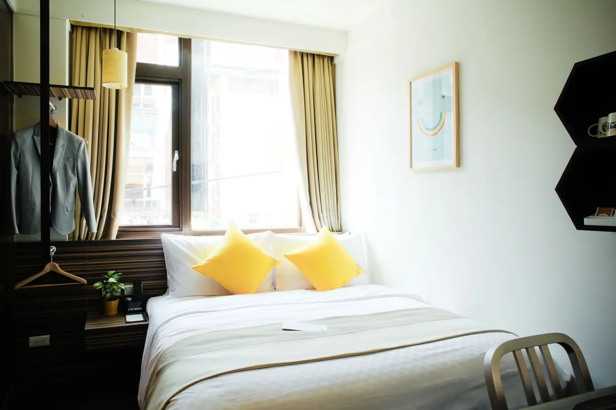 ▲天成飯店集團參加高雄旅展，集結旗下六館推出超優惠聯合住宿券，平日住宿一晚含早餐每張售價3,200元，單張可於平日入住台北天成大飯店、天成文旅-蜂巢、天成文旅-華山町，並送早餐，其中假日入住天成文旅-蜂巢不需加價。（圖／天成飯店集團提供）