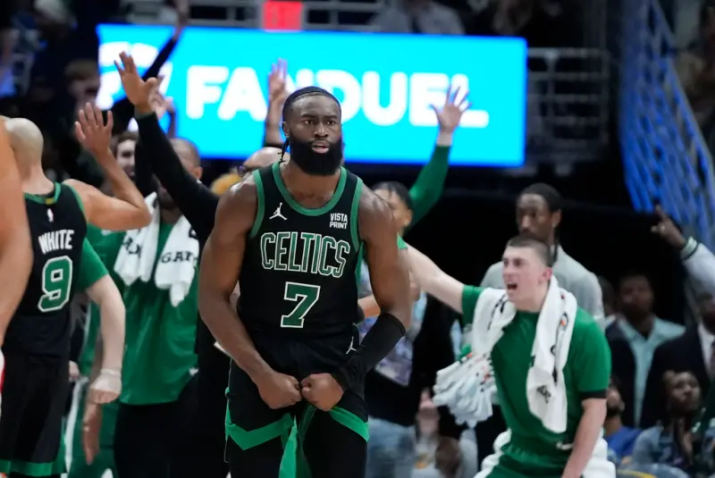 ▲Jaylen Brown「反擊」Jayson Tatum在慶祝時用力一掌打向Tatum胸部，G5塞爾提克大勝騎士晉級。（圖／美聯社／達志影像）