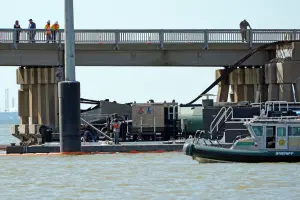 又傳船隻撞橋墩!駁船撞德州一大橋害交通中斷 油料洩漏污染海灣