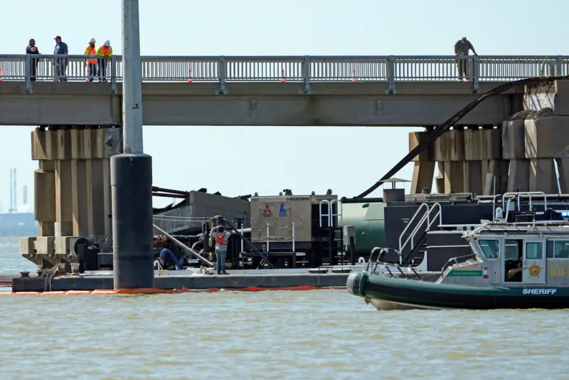 又傳船隻撞橋墩！駁船撞德州一大橋害交通中斷　油料洩漏污染海灣