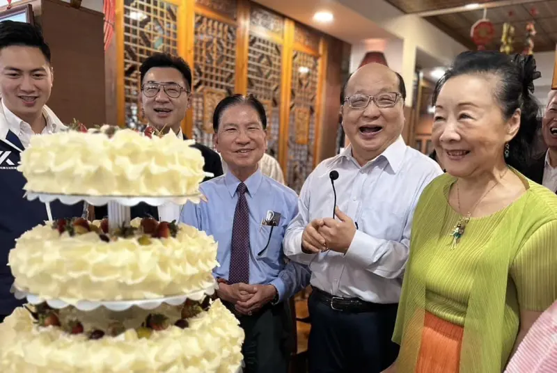 ▲前台中市長胡志強昨天和太太邵曉鈴一起慶生,廖偉翔(左起)、江啟臣等人出席。(圖/翻攝胡志強臉書,2024.05.16)