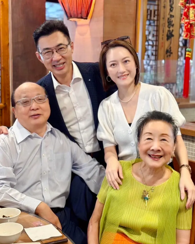 ▲立法院副院長江啟臣夫婦一起為胡志強慶生。(圖/翻攝江啟臣臉書,2024.05.16)